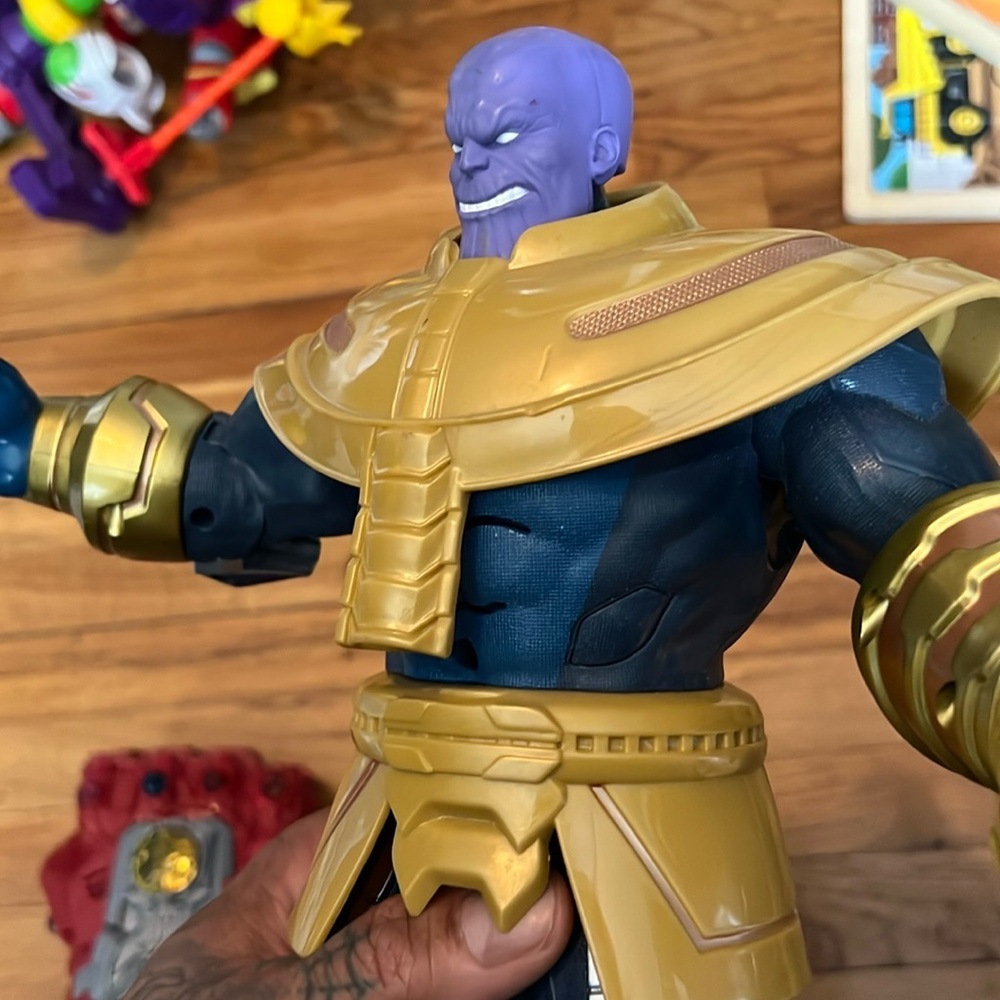 Marvel Avengers Thanos Gold and Blue Action Figure with Red Gauntlet - Picture 4 of 8